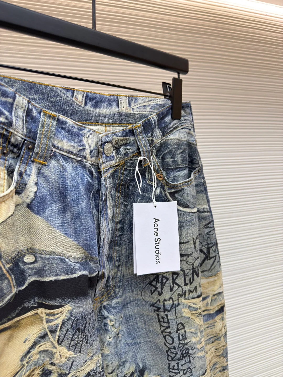 Acne Studios 3D ripped brushed jeans ●Authentic product: Purchased and developed by 4352 ●Item number: 1680159-A75 ●Material: denim ●Technology: brushed ●Version: fitted version ●Weight: about 630 grams ●Size: 42-44-46-48-50-52 ●Description: Only by using brushed non-elastic fabric can the 3D effect be achieved. The difficulty is to correct the printing details eight times before and after, adjust the color six times, and then use laser burning to position and cut. The overall routing is straight and delicate, the fabric is comfortable and soft, and the color is consistent without color difference. It can be matched with the same style to create a fashionable look and control various occasions. Customized accessories, complete three standards, same style for men and women!